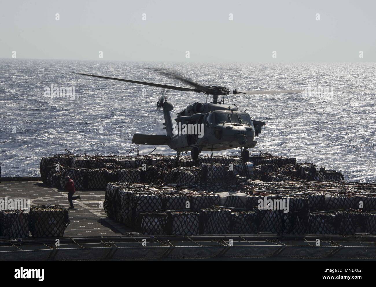 180515-N-AH 771-0129 5. US-Flotte von Operationen (15. Mai 2018) Der MH-60s Seahawk, Hubschrauber Meer Squadron (HSC) 28, schleppt der Paletten aus dem Dry Cargo und Munition ship USNS Amelia Earhart (T-AKE 6) an die Wasp-Klasse amphibisches Schiff USS Iwo Jima (LHD7) während einer Auffüllung-auf-See, Mai 15, 2018, 15. Mai 2018 beigefügt. Iwo Jima homeported in Mayport, Florida ist für die Bereitstellung in die USA 5 Flotte Bereich für Maßnahmen zur Erhöhung der Sicherheit des Seeverkehrs Operationen Verbündeten und Partnern zu beruhigen, und der Freiheit der Schiffahrt und des freien Handels in der Region erhalten. (U.S. Stockfoto