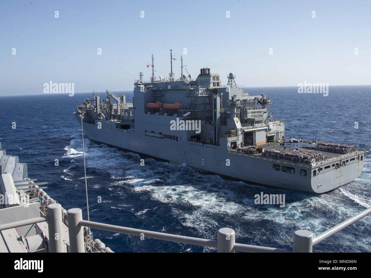180515-N-AH 771-0020 5. US-Flotte von Operationen (15. Mai 2018) Der Dry Cargo und Munition ship USNS Amelia Earhart (T-AKE 6) bereitet neben dem Wasp-Klasse amphibisches Schiff USS Iwo Jima (LHD7) während einer Auffüllung-auf-See, 15. Mai 2018 zu kommen, 15. Mai 2018. Iwo Jima homeported in Mayport, Florida ist für die Bereitstellung in die USA 5 Flotte Bereich für Maßnahmen zur Erhöhung der Sicherheit des Seeverkehrs Operationen Verbündeten und Partnern zu beruhigen, und der Freiheit der Schiffahrt und des freien Handels in der Region erhalten. (U.S. Marine Foto von Mass Communication Specialist 3. Klasse Danie Stockfoto