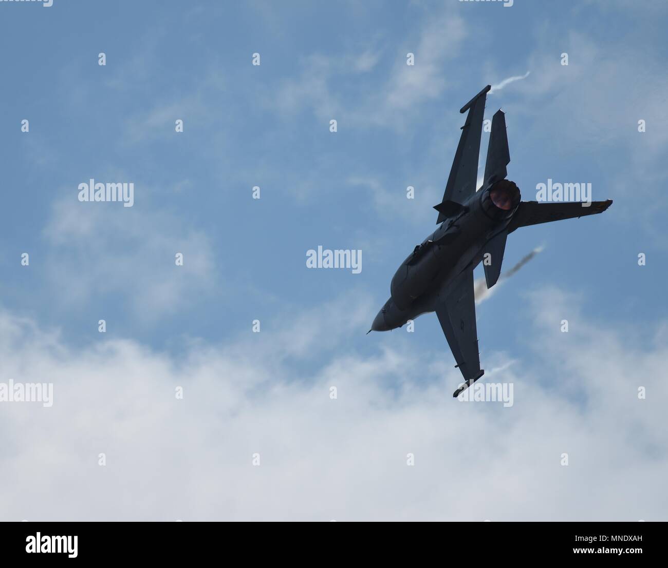 Die Air Combat Command F-16 Viper Demonstration Team führt Precision aerial Manöver Präsentiert die einzigartigen Funktionen der F-16 Fighting Falcon im grossen Land Dyess Air und Space Expo in Dyess Air Force Base, Texas, Mai 12, 2018, 13. Mai 2018. Die F-16 können bis zu neun G's - neun Mal die Schwerkraft, die die Fähigkeit der anderen aktuellen Kampfflugzeuge überschreitet standhalten. (U.S. Air Force Foto von Airman River Bruce). () Stockfoto