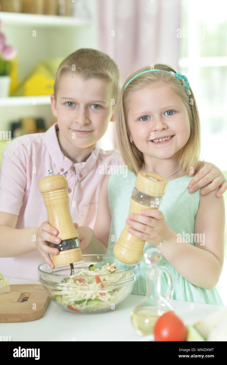 Süße kleine Bruder und Schwester kochen Stockfoto