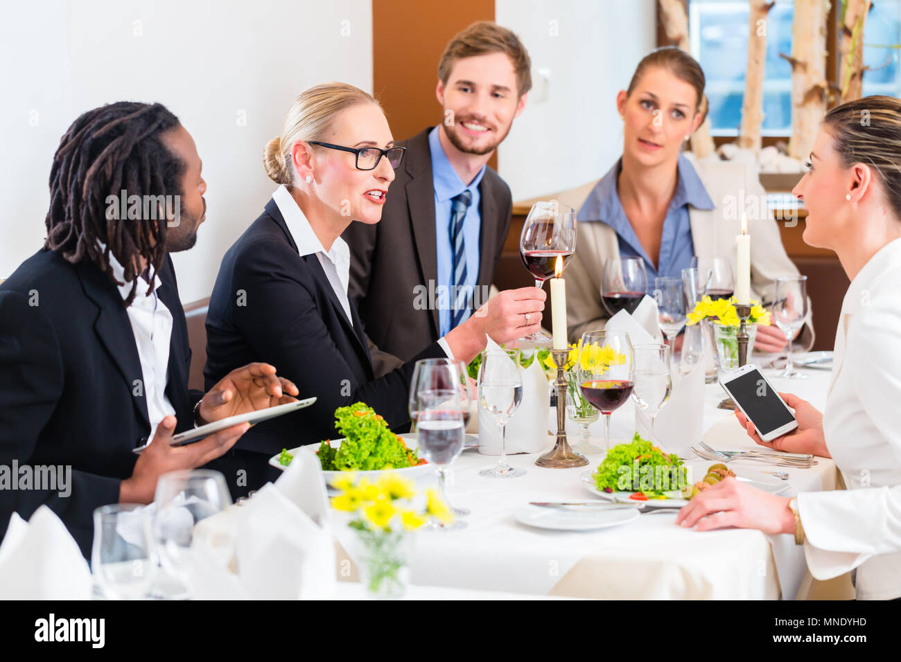 Team bei Business Lunch im Restaurant Stockfoto