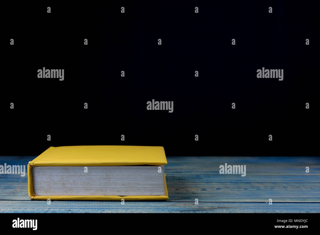 Buchen Sie auf Holz Tisch und schwarzer Hintergrund, Konzept, wie die Öffnung wird Papier sehen, Wissen über die Welt, Lernen durch sich selbst und ihr Leben verbessern Stockfoto