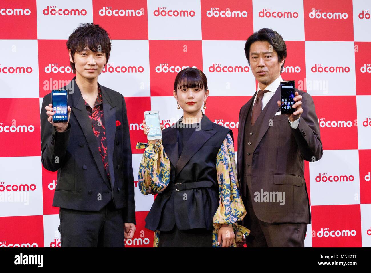 (L und R) japanische Schauspieler gehen Ayano, mitsuki Takahata und Shinichi Tsutsumi, bedeuten für die Kameras, während einer Pressekonferenz für die Produkteinführung des NTT DOCOMO Sommer Lineup 2018 von 11 mobilen Geräten am 16. Mai 2018, Tokio, Japan. Kazuhiro Yoshizawa Präsident und CEO präsentiert neue mobile Geräte von DOCOMO für diesen Sommer, und seine "eigene künstliche Intelligenz (KI) persönliche Assistentin ''My daiz'', die vom 30. Mai verfügbar sein wird. DOCOMO hat ebenfalls von Mai 16. Eine neue finanzielle Beratung Service' 'THEO'' zur Verfügung. Credit: Rodrigo Reyes Marin/LBA/Alamy leben Nachrichten Stockfoto