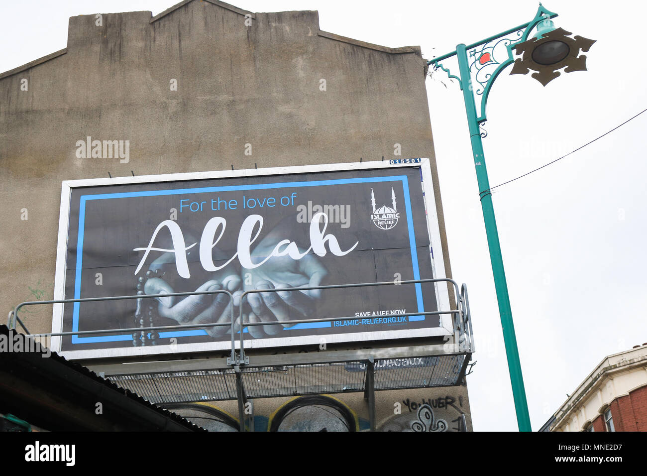 London, Großbritannien. 16. Mai 2018. Ein großes Plakat adverting lautet: "Für die Liebe Allahs in Brick Lane East London von Birmingham gegründete Nächstenliebe Islamic Relief. Islamic Relief ist eine Hilfe Appell Liebe und humanitäre Organisation, die Armut bekämpft, die während vieler Länder Credit: Amer ghazzal/Alamy leben Nachrichten Stockfoto