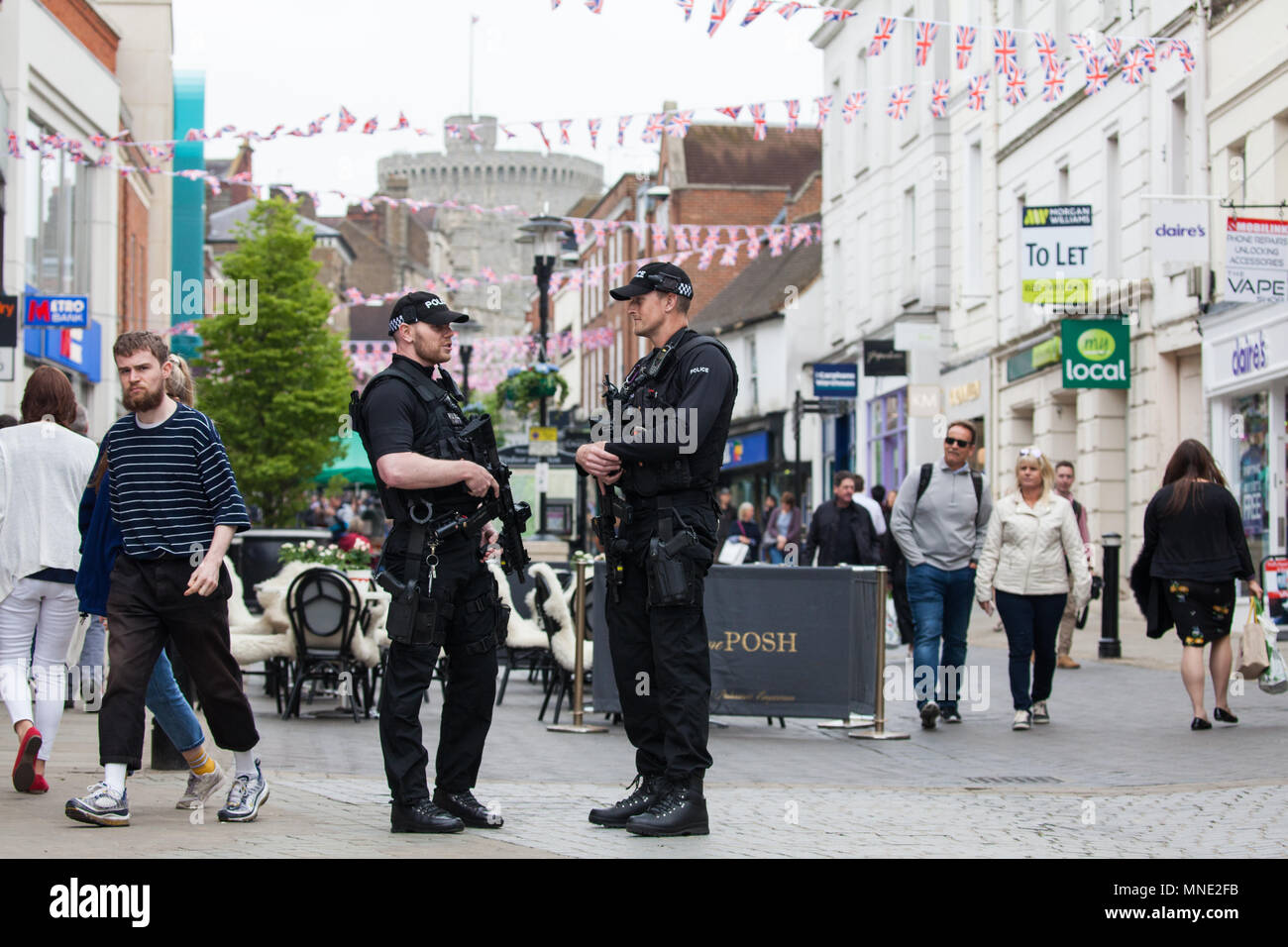 Windsor, Großbritannien. 16 Mai, 2018. Schwer bewaffnete Thames Valley Polizisten patrouillieren um Windsor Innenstadt im Vorfeld der Hochzeit zwischen Prinz Harry und Meghan Markle. Credit: Mark Kerrison/Alamy leben Nachrichten Stockfoto