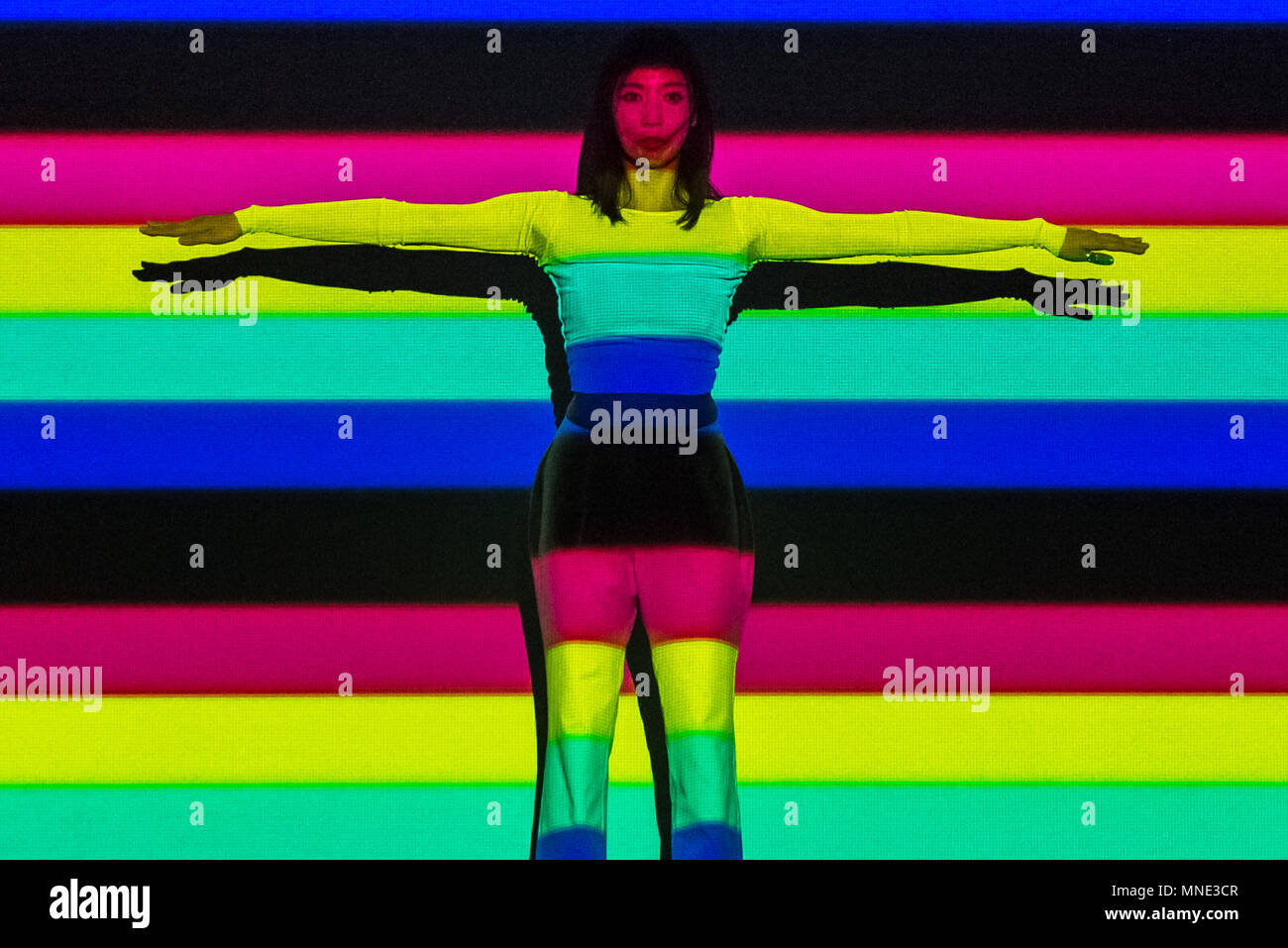 London, Großbritannien. 16 Mai, 2018. Riverrun: Schnittstelle der instabilen Körper. Avantgardistische Tanzperformance von koreanischen Darsteller Jin Yeob Cha (dargestellt) und Visual Artist Vakki. Credit: Guy Corbishley/Alamy leben Nachrichten Stockfoto