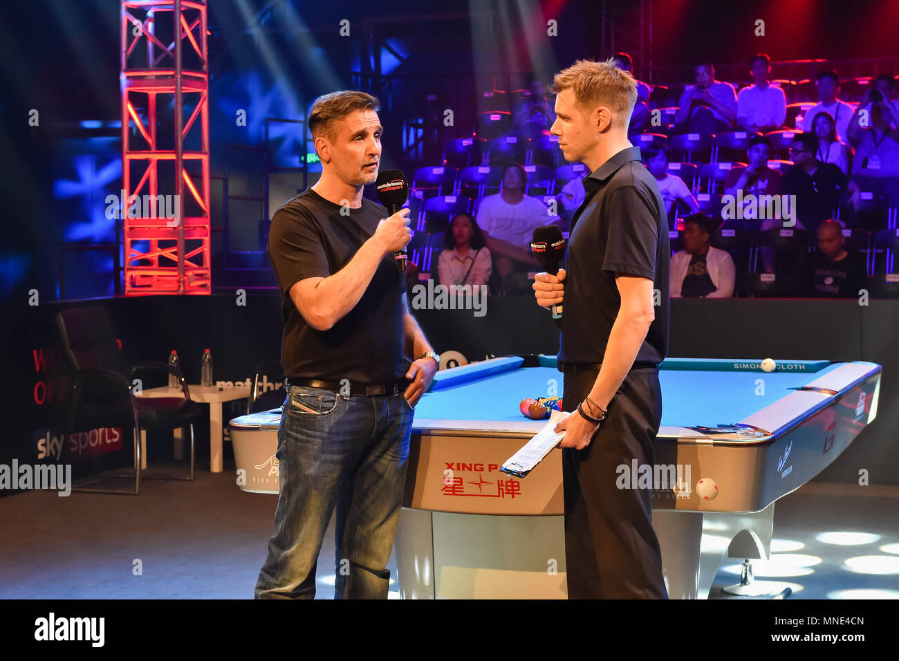 Shanghai, China. 16 Mai, 2018. Der Moderator Tony Wrighton und Kommentator Alex Lely beim World Cup of POOL 2018: Runde 1 - Hong Kong vs Griechenland Luwan (Gymnasium) Arena am Mittwoch, den 16. Mai 2018. SHANGHAI, China. Credit: Taka G Wu Credit: Taka Wu/Alamy leben Nachrichten Stockfoto