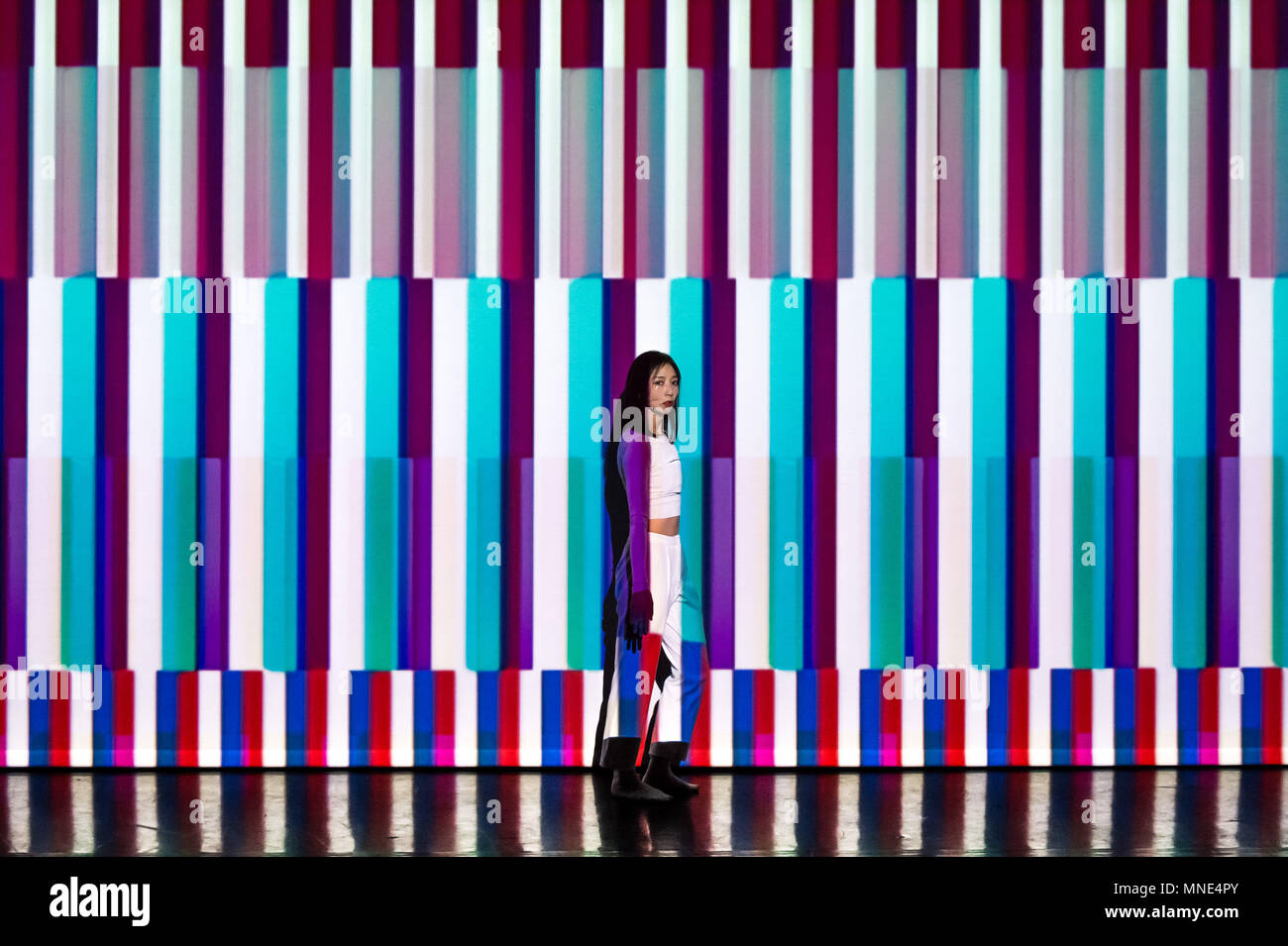 London, Großbritannien. 16 Mai, 2018. Riverrun: Schnittstelle der instabilen Körper. Avantgardistische Tanzperformance von koreanischen Darsteller Jin Yeob Cha (dargestellt) und Visual Artist Vakki. Credit: Guy Corbishley/Alamy leben Nachrichten Stockfoto