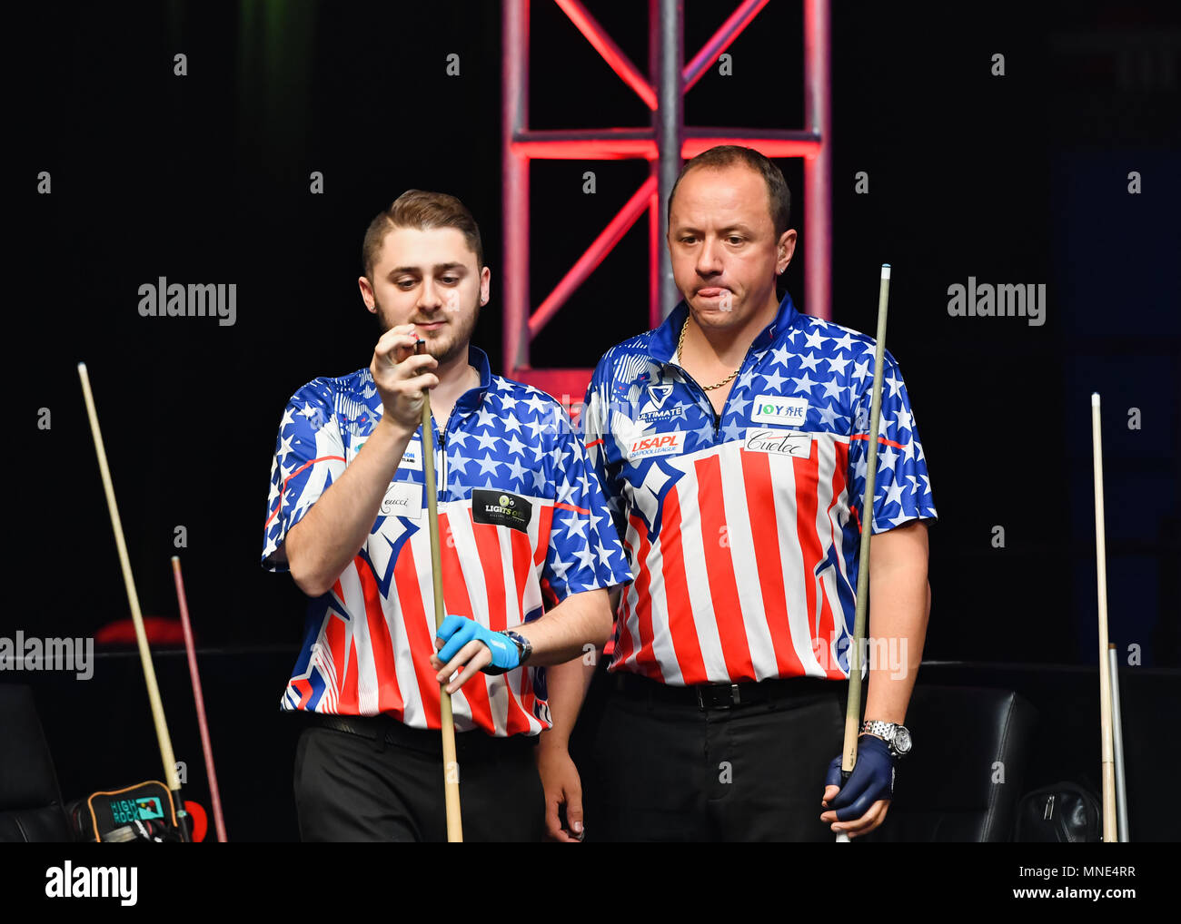 Shanghai, China. 16 Mai, 2018. Die USA Shane van Boening und Skyler Woodward beim World Cup of POOL 2018: Runde 1 - USA vs Singapur in Luwan (Gymnasium) Arena am Mittwoch, den 16. Mai 2018. SHANGHAI, China. Credit: Taka G Wu Credit: Taka Wu/Alamy leben Nachrichten Stockfoto