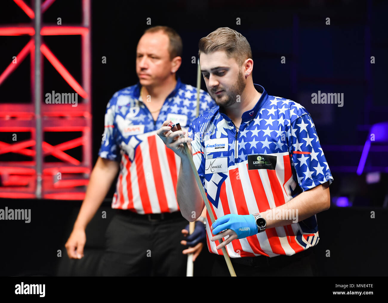 Shanghai, China. 16 Mai, 2018. Die USA Shane van Boening und Skyler Woodward beim World Cup of POOL 2018: Runde 1 - USA vs Singapur in Luwan (Gymnasium) Arena am Mittwoch, den 16. Mai 2018. SHANGHAI, China. Credit: Taka G Wu Credit: Taka Wu/Alamy leben Nachrichten Stockfoto