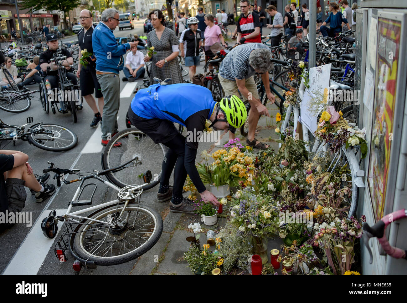 16. Mai 2018, Deutschland, Hamburg: Cylclists mit Blumen auf der Überfahrt von Eppendorfer Weg und Osterstrasse für die "Ritt der Ruhe", um einen Radfahrer, der bei einem Vorfall am 07. Mai 2018 getötet wurde, erinnern. Foto: Axel Heimken/dpa Stockfoto