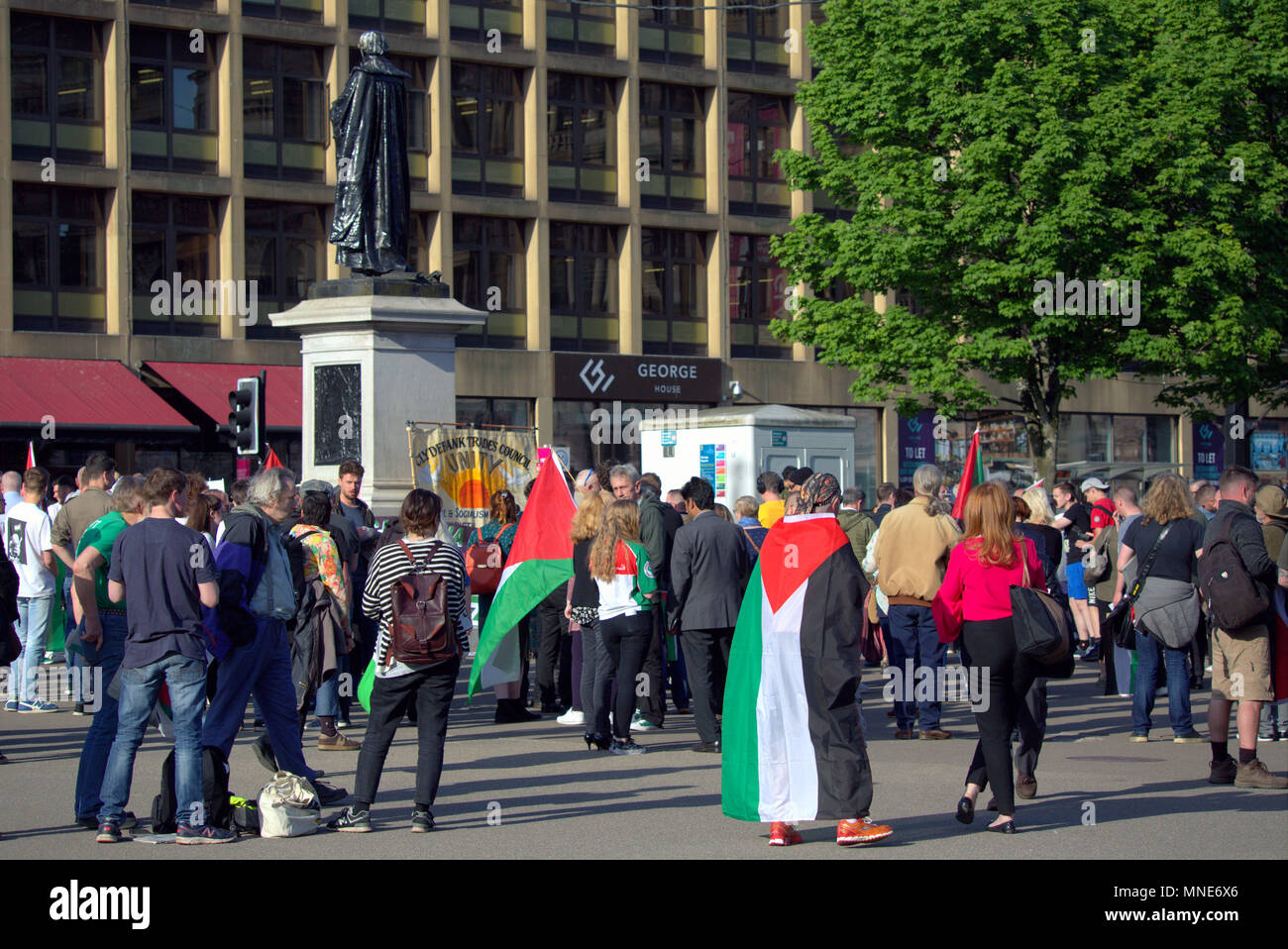 Glasgow, Schottland, Großbritannien, 16. Mai 2018. Palästinensischen Proteste in das Zentrum der Nabe der lokalen Verwaltung von George Square, unter den Resten des Imperialismus. Credit: Gerard Fähre / alamy Leben Nachrichten Stockfoto