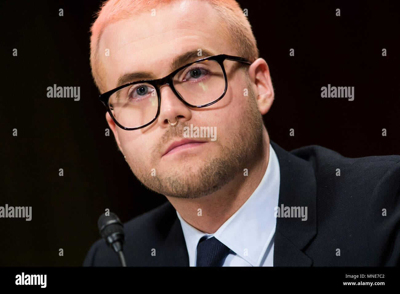 Washington DC, USA. 16 Mai, 2018. Cambridge Analytica whistleblower Christopher Wylie bezeugt vor einem Senat-rechtsausschusse Anhörung auf Cambridge Analytica und die Zukunft der Datenschutz in Washington, D.C am 16. Mai 2018. Credit: Kristoffer Tripplaar/Alamy leben Nachrichten Stockfoto