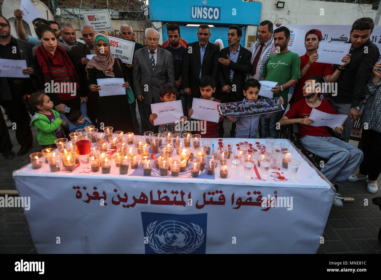 Palästinensische Demonstranten halten eine Mahnwache für die Opfer der Israel-Gaza Zusammenstößen an der Grenze, an der Pforte des UN-Sonderkoordinators für den Nahost-friedensprozess (UNSCO) in Gaza, Gazastreifen, 16. Mai 2018. Mehr als 60 Palästinenser getötet und etwa 2.400 während der massenproteste entlang der Grenze auf der 70. Jahrestag der Nakba Tag (Tag der Katastrophe), die die Vertreibung vor und der Israelischen Unabhängigkeitserklärung 1948 folgte Marken verletzt wurden. Foto: Wissam Nassar/dpa Stockfoto