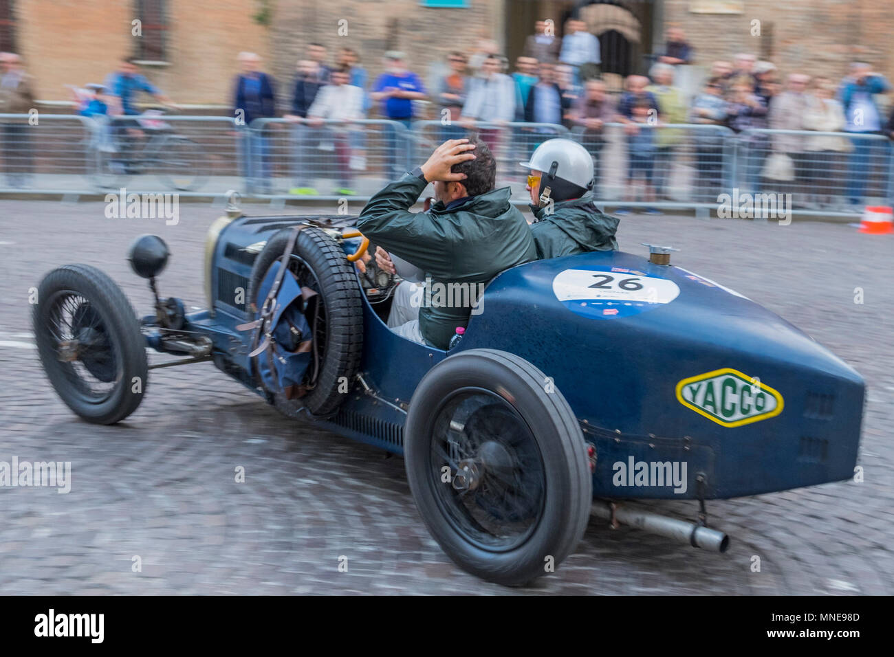 FERRARA, Italien. 16. Mai 2018. Ein Oldtimer ist über eine Kurve zu machen. Die Konkurrenz der "1000 Miles" Rennen dieses Jahr mit der 91. Ausgabe in Ferrara, Italien beginnt am 16. Mai 2018. Credit: Erwachen Foto Agentur/Alamy leben Nachrichten Stockfoto