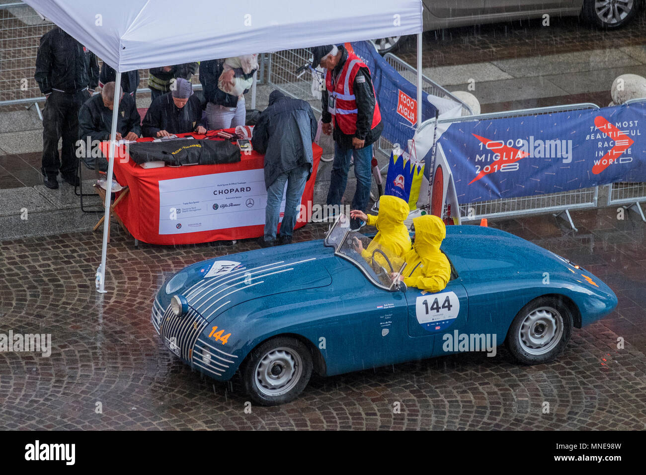 FERRARA, Italien. 16. Mai 2018. Ein Oldtimer ist über seine Rennen zu starten. Die Konkurrenz der "1000 Miles" Rennen dieses Jahr mit der 91. Ausgabe in Ferrara, Italien beginnt am 16. Mai 2018. Credit: Erwachen Foto Agentur/Alamy leben Nachrichten Stockfoto