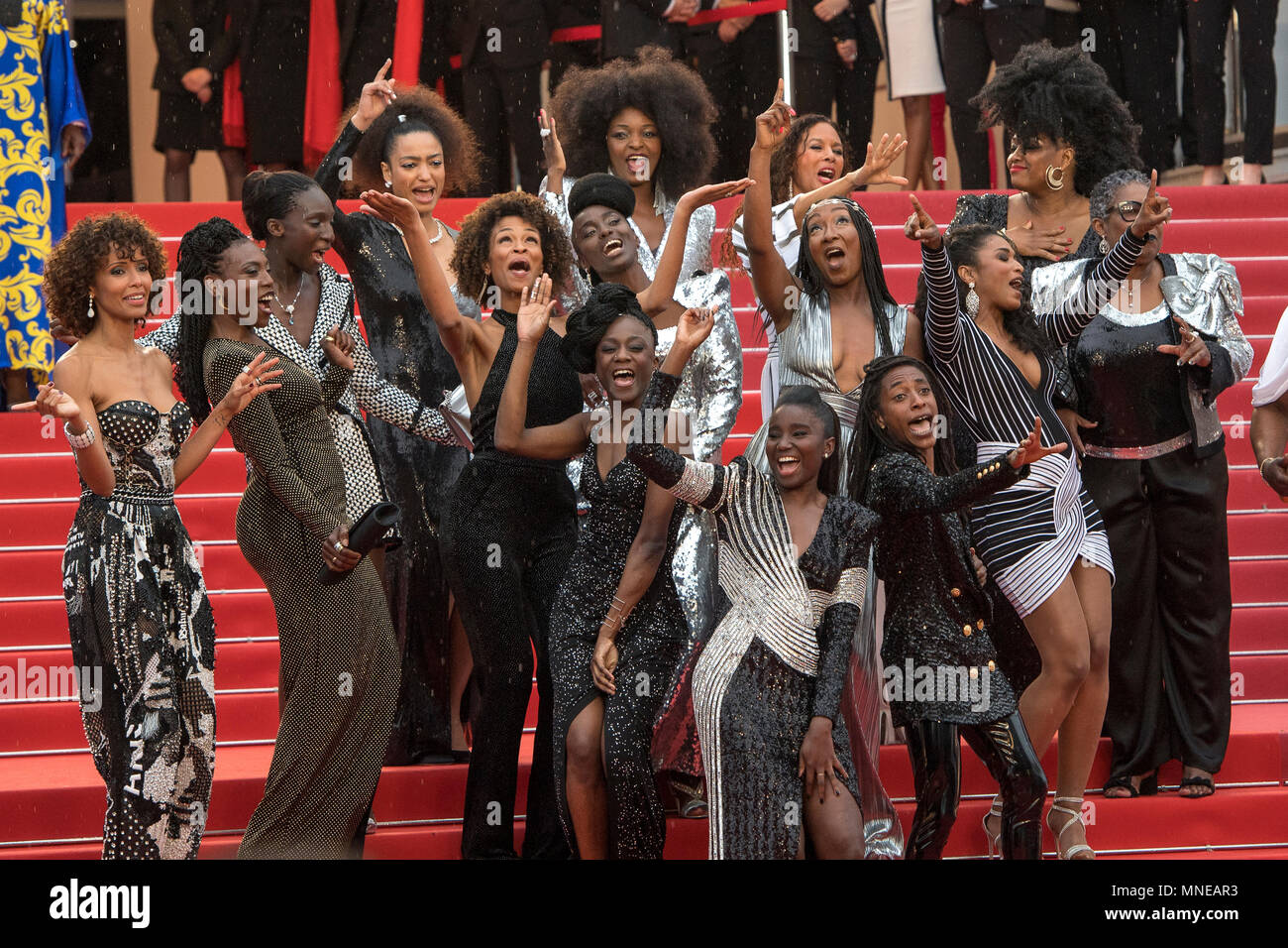 CANNES, Frankreich - 16. Mai: Autoren des Buches "Noire n'est pas Mon Métier' (Schwarz ist nicht mein Job) Tanz auf der Treppe bei der Vorführung von 'Brennen' während der 71st jährlichen Filmfestspiele von Cannes im Palais des Festivals am 16. Mai 2018 in Cannes, Frankreich Quelle: BTWImages/Alamy leben Nachrichten Stockfoto