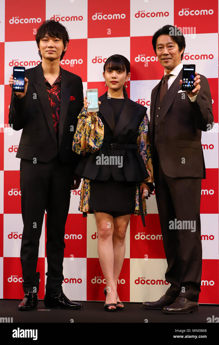 Tokio, Japan. 16 Mai, 2018. Japanische Schauspieler und Schauspielerin (L-R) Ayano, mitsuki Takahata und Shinichi Tsutsumi besuchen eine werbeveranstaltung von Japans mobile Kommunikation Riese NTT Docomo in Tokio am Mittwoch, 16. Mai 2018. NTT Docomo startet die neue künstliche Intelligenz (KI) Service 'My daiz' und die neue FinTech Service 'THEO docomo' von diesem Monat. Credit: Yoshio Tsunoda/LBA/Alamy leben Nachrichten Stockfoto