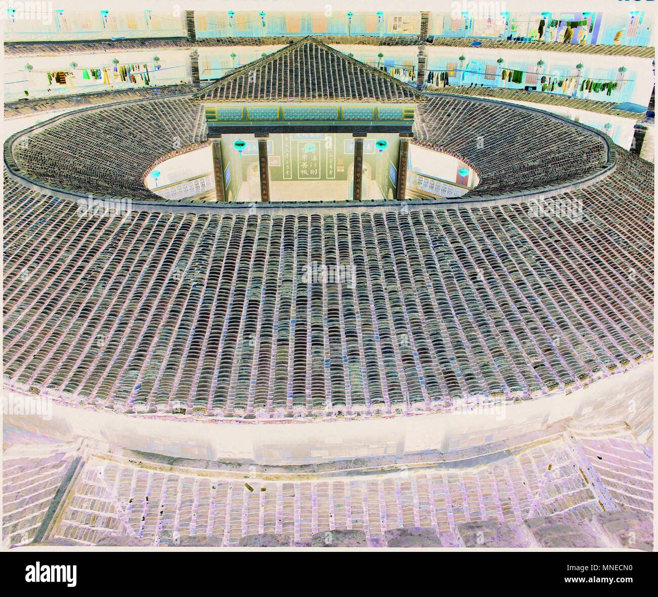 Mai 16, 2018 - Longyan, Longyan, China - Longyan, China, 16. Mai 2018: die Bauern sind beschäftigt mit der Landwirtschaft im Südwesten Chinas Chongqing. Die Fujian tulou sind Chinesische ländlichen Wohnungen einzigartig für die Hakka in den gebirgigen Gebieten in der südöstlichen Provinz Fujian, China. Sie waren meist zwischen dem 12. und 20. Jahrhundert gebaut. Ein tulou ist in der Regel eine große, geschlossene und angereicherte Erde Gebäude, am häufigsten rechteckig oder kreisförmig in der Konfiguration, mit sehr dicken tragende Erde Mauern zwischen drei und fünf Stockwerke hoch und Gehäuse bis zu 800 Personen rammte. Kleinere innere Gebäude werden häufig geschlossenen Stockfoto