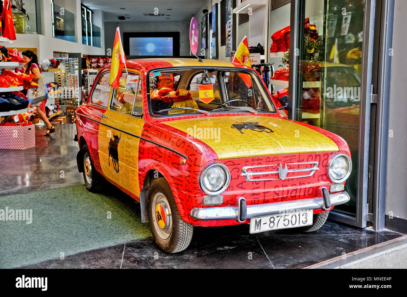 Madrid/Spanien - 07.23.2012: Klassische Oldtimer in der Nationalen Spanischen Flagge Farben stehen in der Vorderseite der Souvenirshop gemalt. Stockfoto