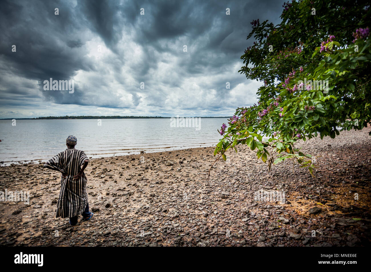 Bunce Insel, Sierra Leone - Juni 02, 2013: Westafrika, unbekannte Person an der alten Sklaven Gefängnisse, Bunce Insel war ein Britischer slave Trading Post in der Stockfoto