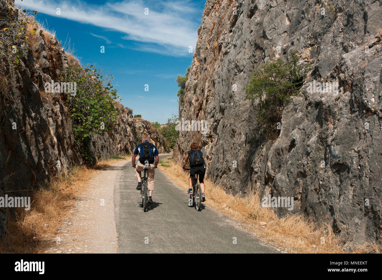 Greenway der Subbetica (alte Bahnlinie der sogenannten "Öl") - Pfad und Radfahrer. Cabra. Provinz Córdoba. Region Andalusien. Spanien. Eu Stockfoto Greenway der Subbetica (alte Bahnlinie der sogenannten "Öl") - Pfad und Radfahrer. Cabra. Provinz Córdoba. Region Andalusien. Spanien. Eu Stockfoto