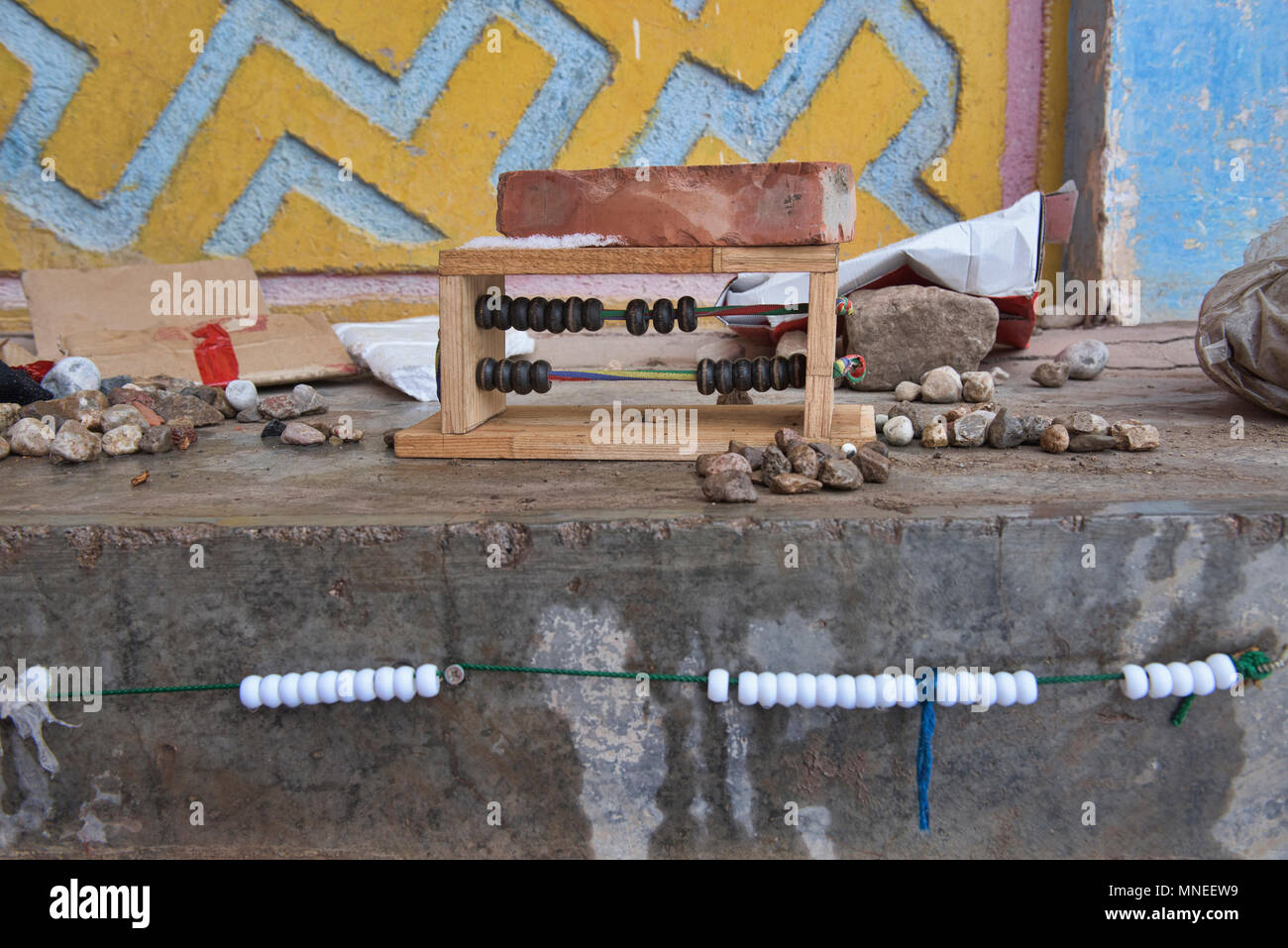 Perlen, die für die Zählung von Pilgrim runden um das Kloster, Kerti Gompa, Langmusi, Gansu, China Stockfoto Perlen, die für die Zählung von Pilgrim runden um das Kloster, Kerti Gompa, Langmusi, Gansu, China Stockfoto