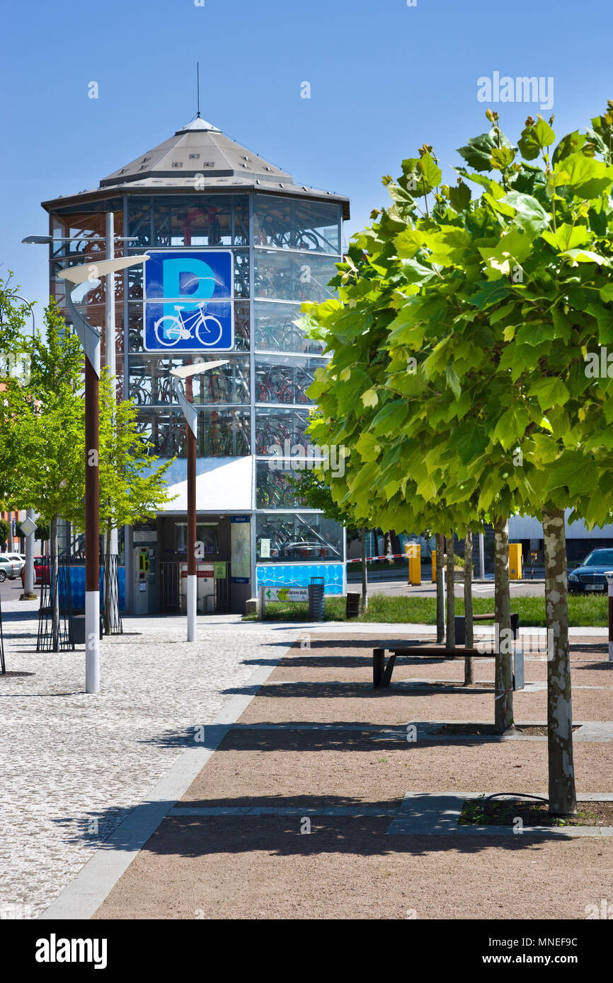 Radfahren parkplatz Turm-, Bus- und Bahnhof, Stadt Hradec Kralove, Ostböhmen, Tschechische Republik, Europa Stockfoto