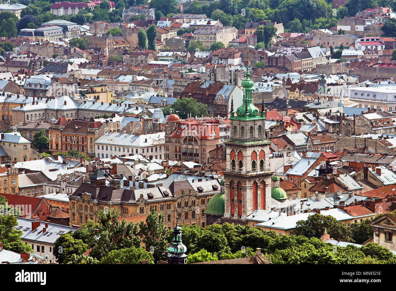 Annahme Orthodoxen Kirche mit Turm und Lemberg Korniakt Stadtbild in Lemberg, Ukraine Stockfoto