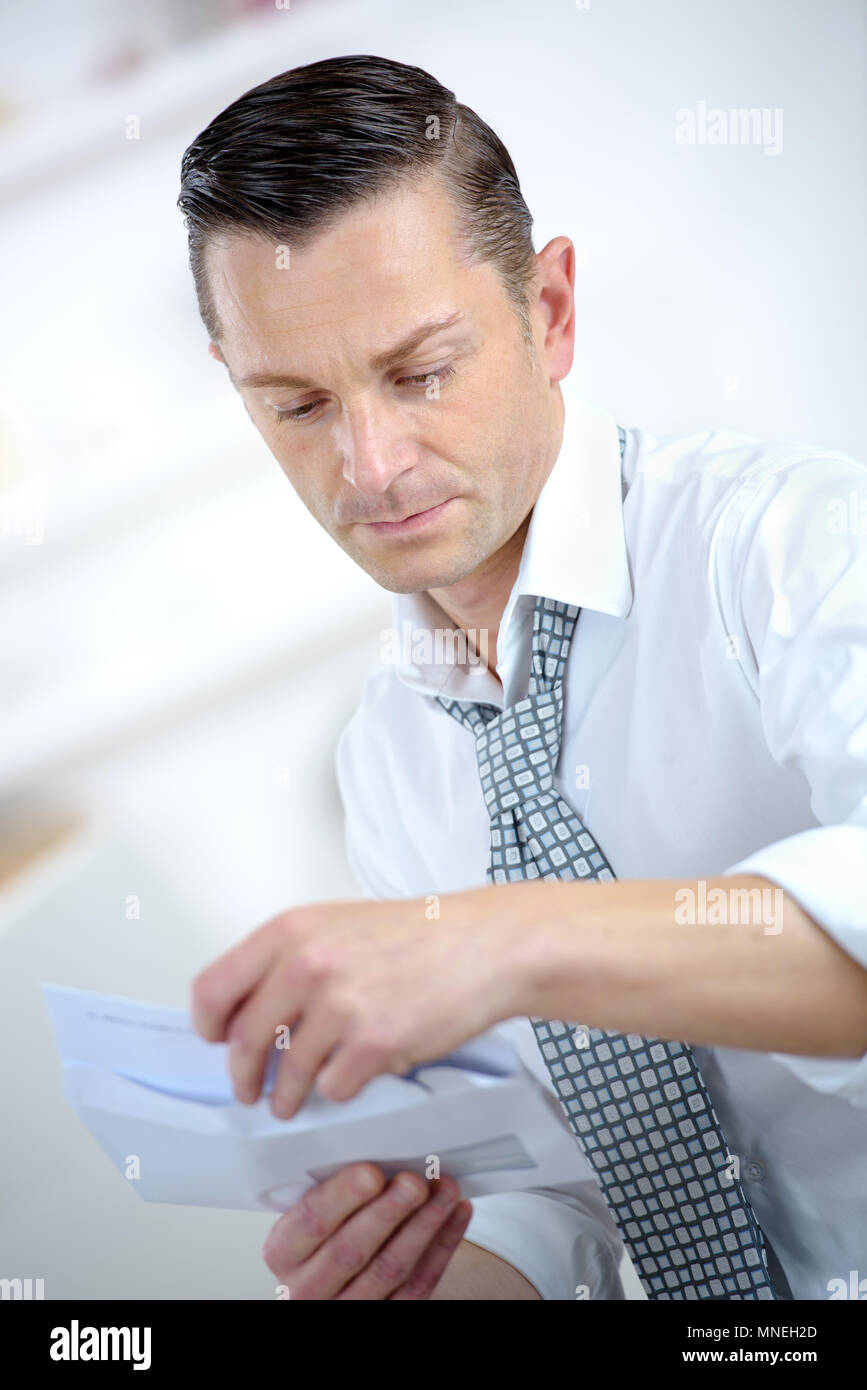 Geschäftsmann Eröffnung Business Report Stockfoto