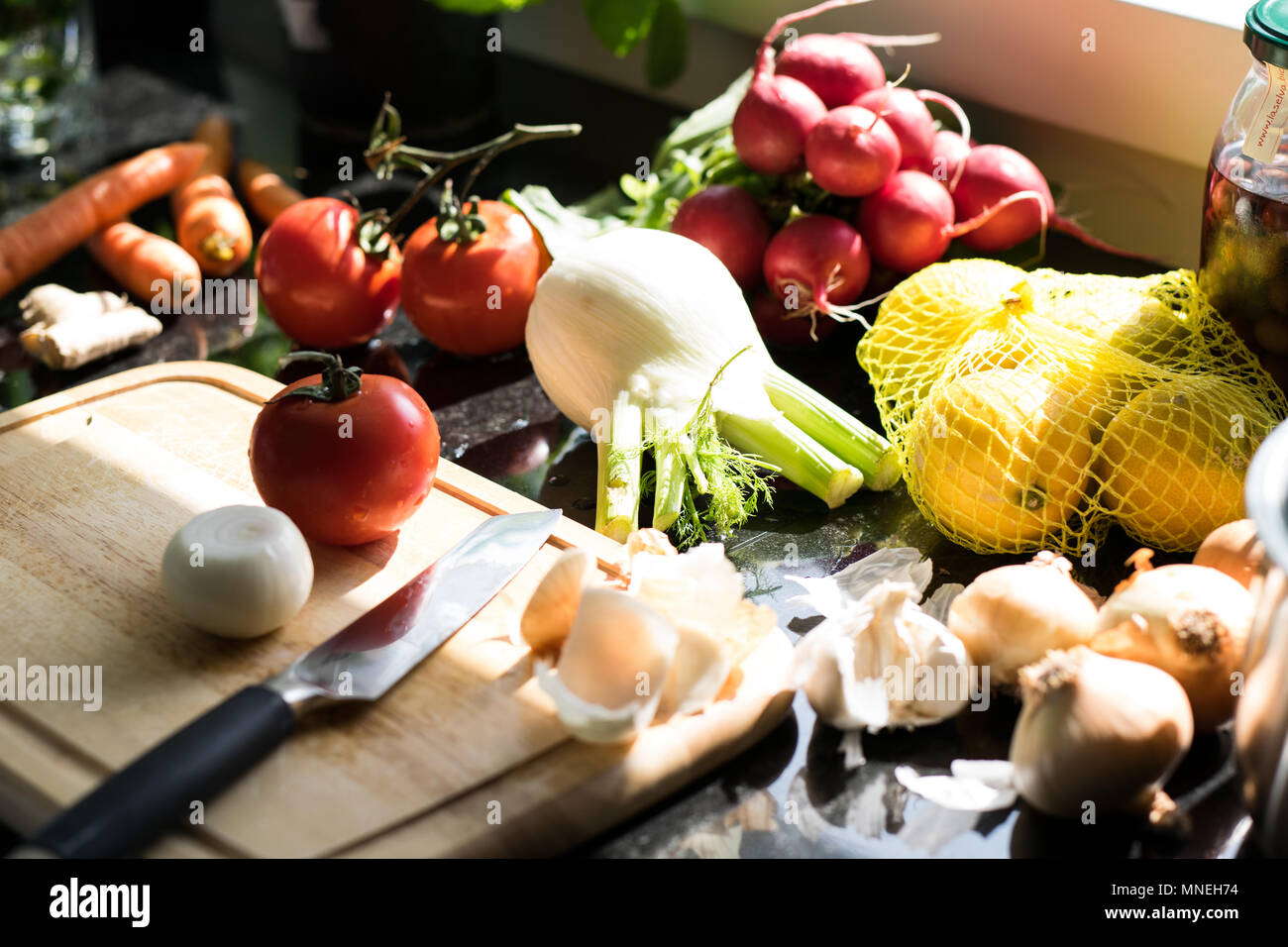 Home Kochen Gemüse in einer modernen Küche Stockfoto