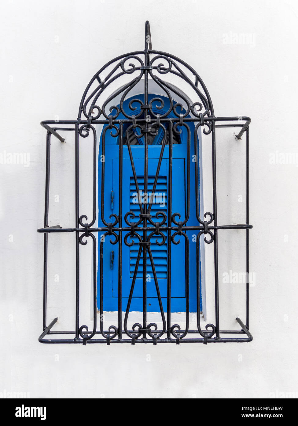 Blaue Fenster mit gestylten Eisengitter Stockfoto
