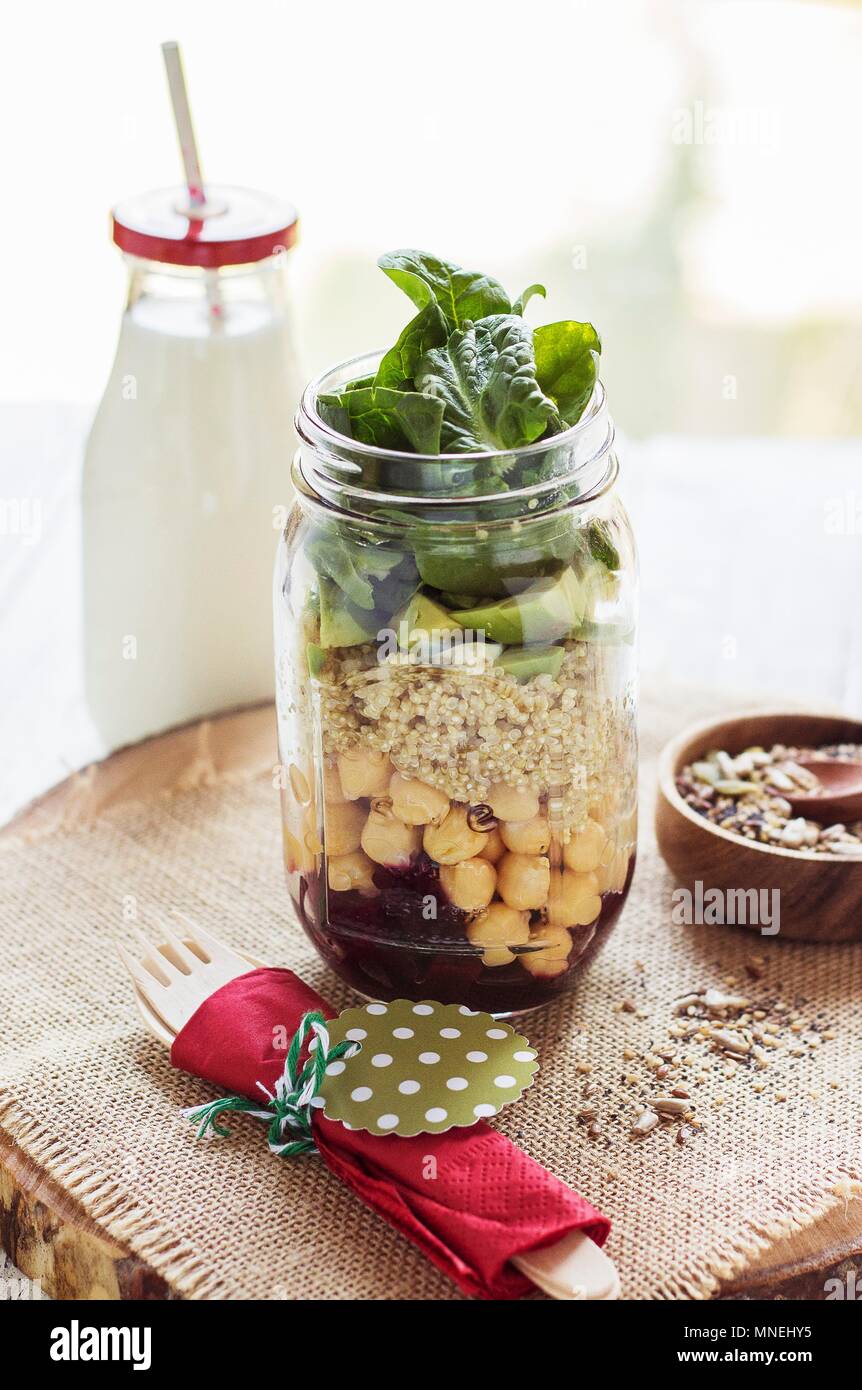 Vegan 2-in-1-Salat mit Quinoa, Kichererbsen und Avocado in einem Glas Stockfoto