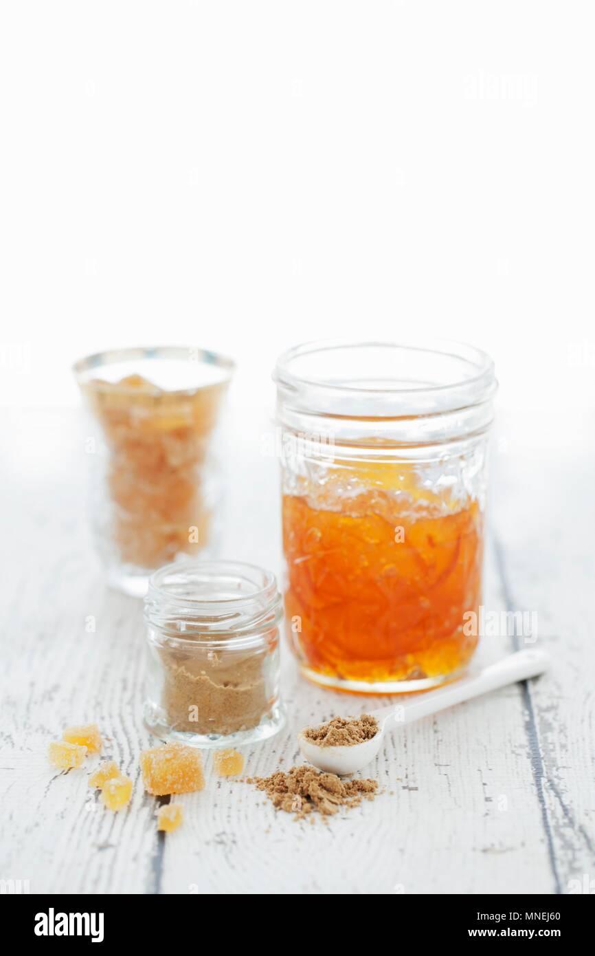 Ein Glas Marmelade, gemahlener Ingwer und kandierten Ingwer Stockfoto