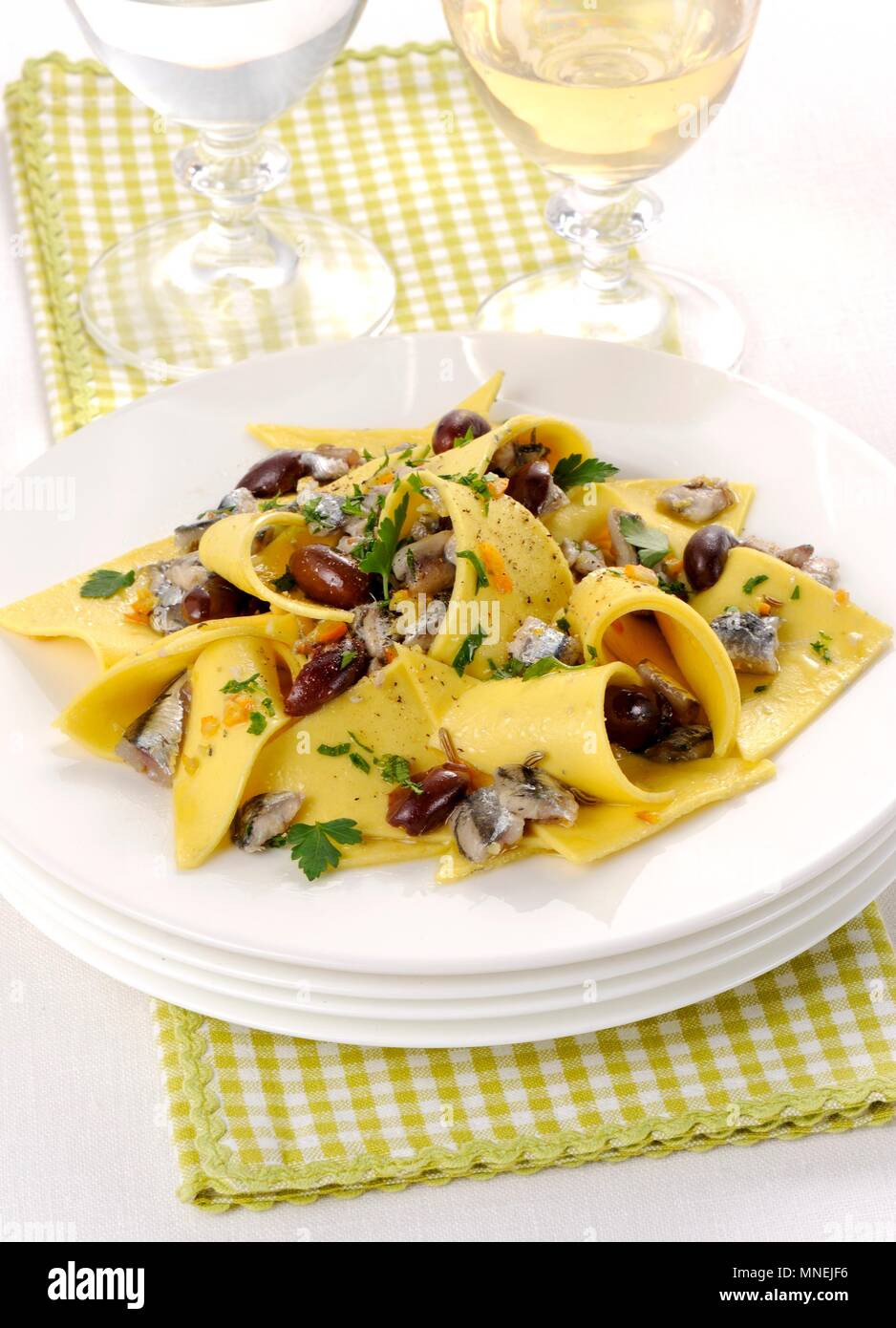 Stracci con alici (frische Pasta mit Sardellen und Oliven, Italien) Stockfoto