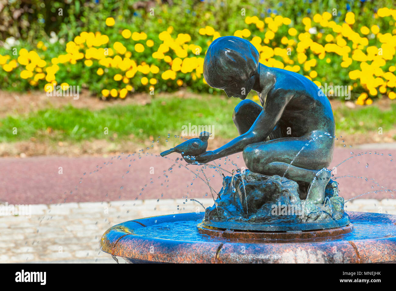 Boston, Massachusetts, USA - 12. September 2016: Nahaufnahme von einem Bronze Brunnen eines kleinen Jungen mit einem Vogel in Boston Public Garden, Boston, Massachu Stockfoto