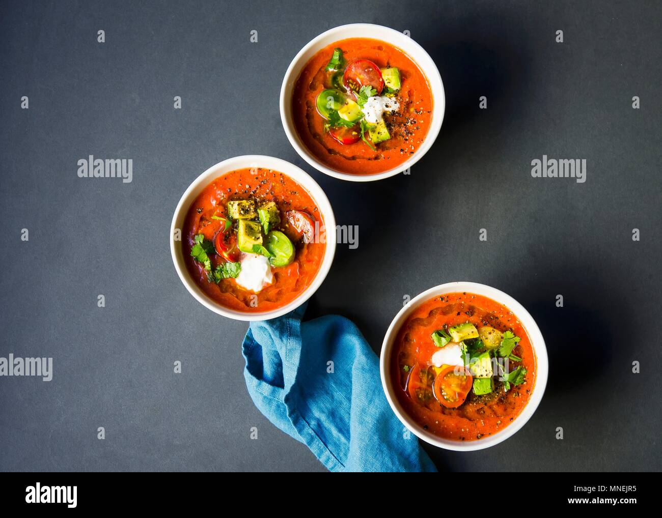 Gekuhlt Heirloom Tomaten Gazpacho Suppe Uberbacken Mit Avocado Tomaten Koriander Und Eine Dallop Saure Sahne Stockfotografie Alamy