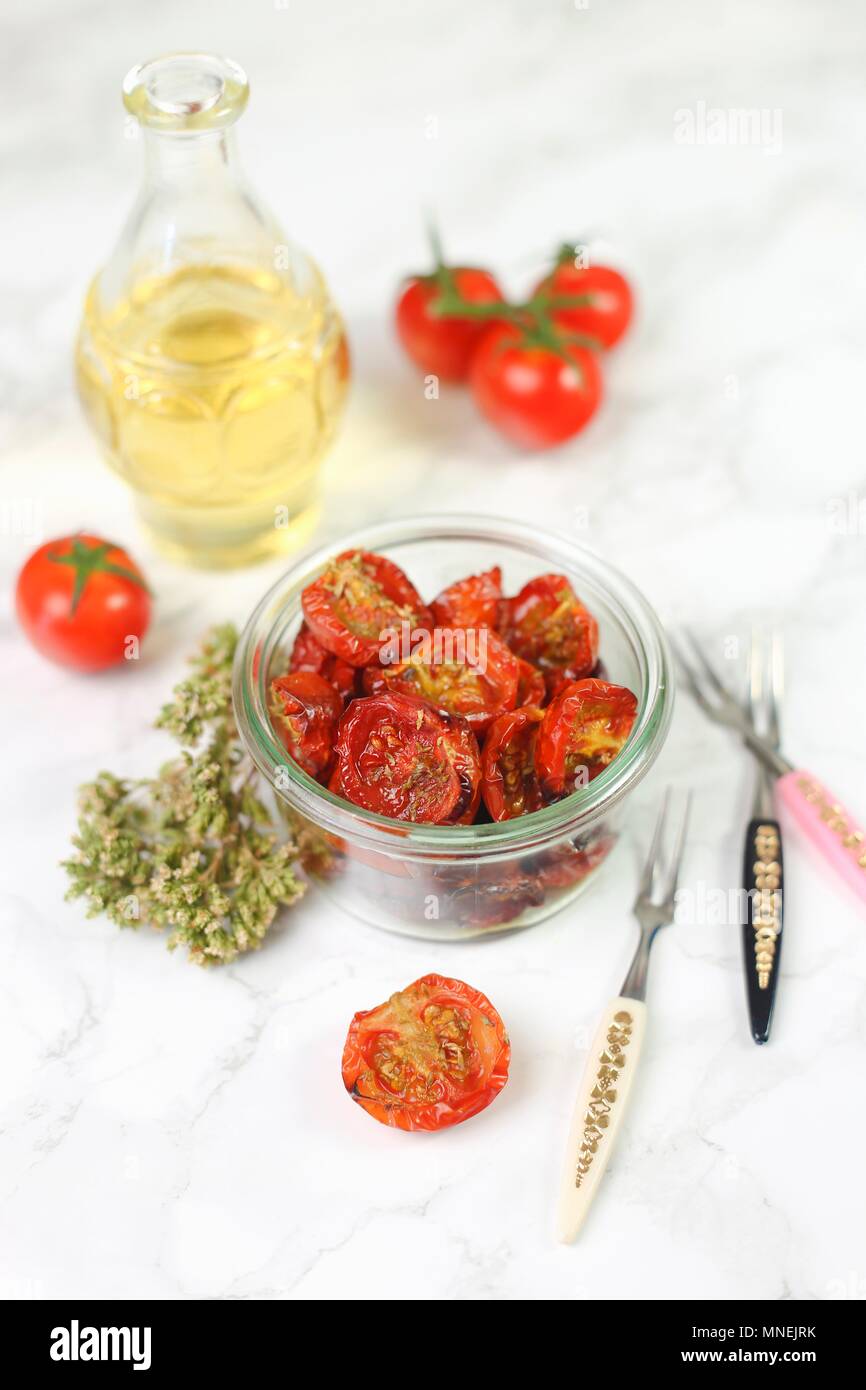 Confit Tomaten im Glas Stockfoto