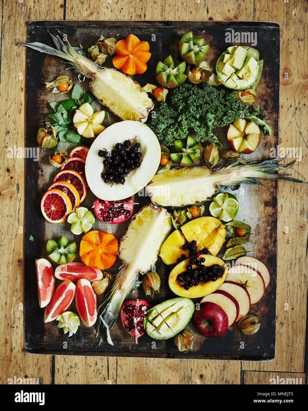 Verschiedene Früchte auf einem vintage Fach gesunde Grüns Stockfoto