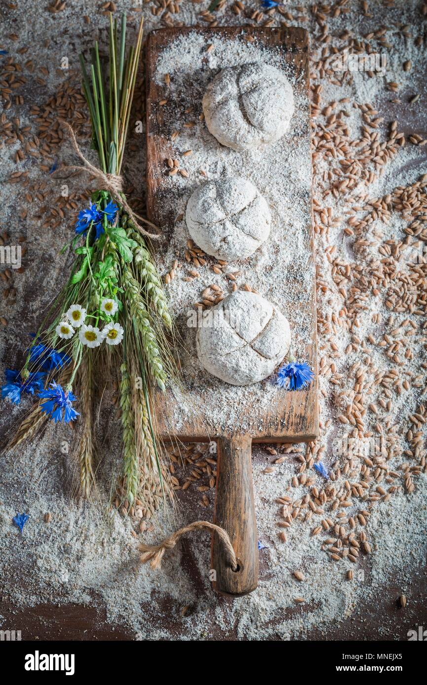 Hausgemachten Brötchen mit Zutaten Stockfoto