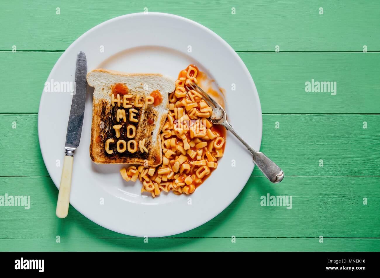 Burnt Toast mit dem Schriftzug "hilf mir zu kochen" in Pasta Formen Stockfoto