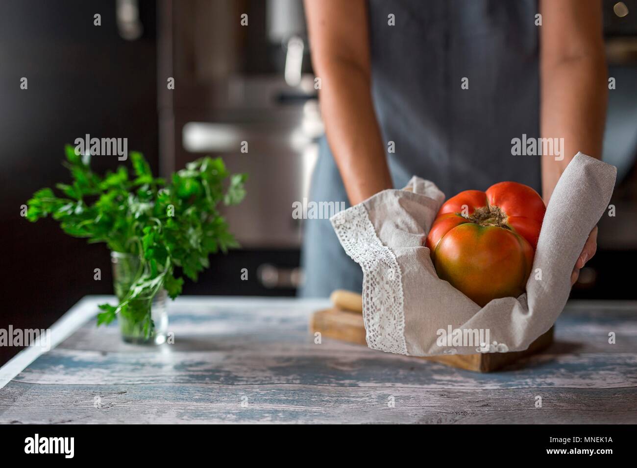 Einer Frau mit einem Rindfleisch Tomaten (Zutat für Cocido madrileno - ein spanischer Eintopf) Stockfoto