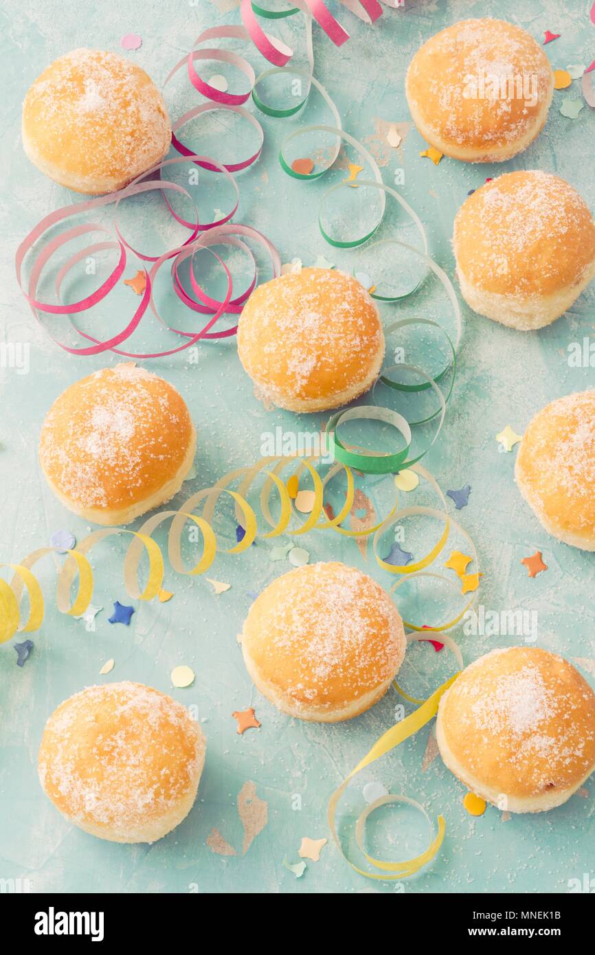 Donuts mit Karneval Dekorationen Stockfoto