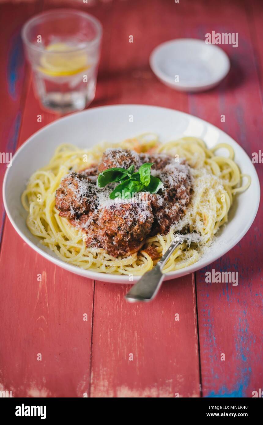 Spaghetti mit Fleischbällchen und Parmesan Stockfoto