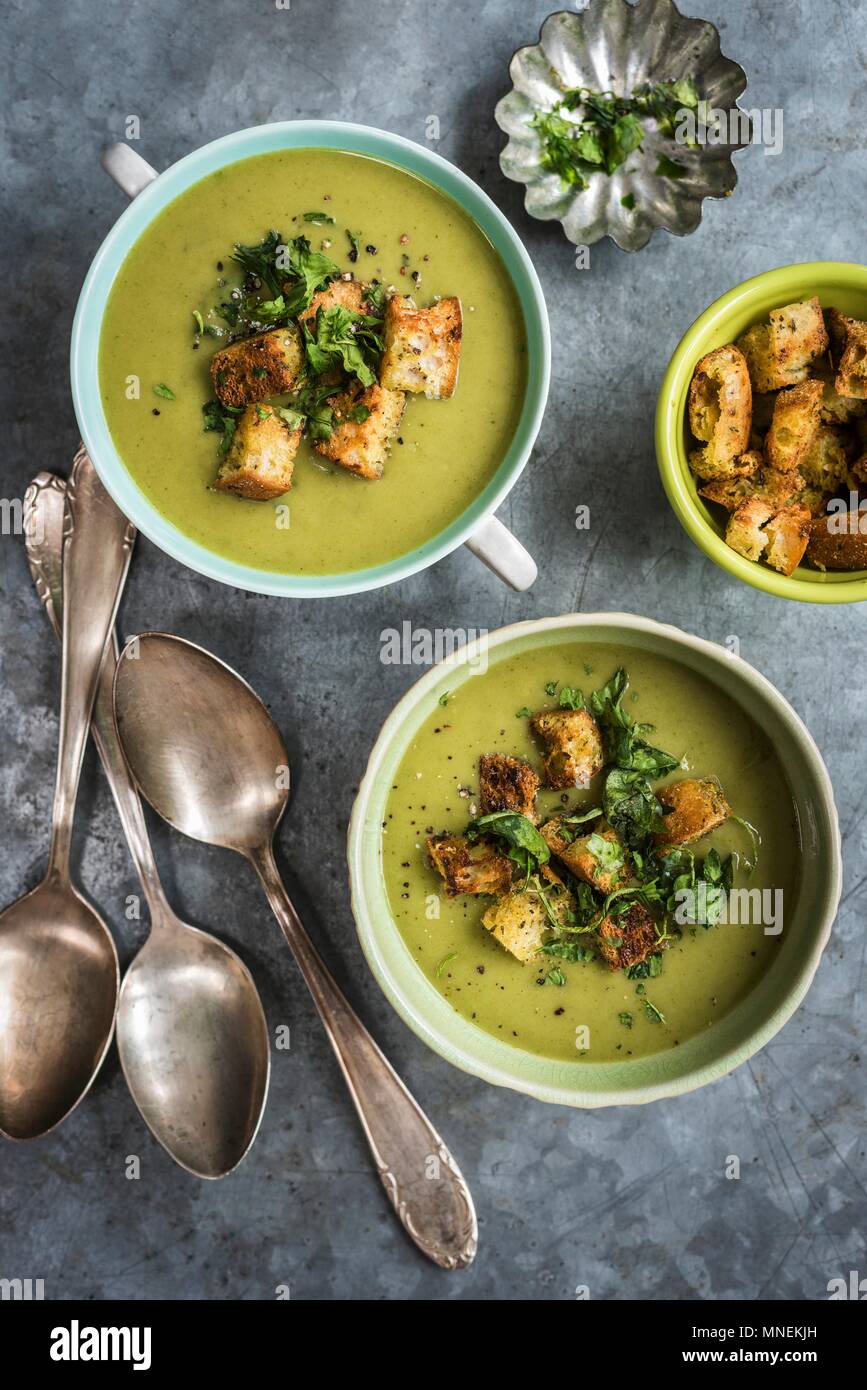 Vegan Spinat, Lauch, Zucchini & Kokosmilch würzige Suppe mit Croutons Stockfoto