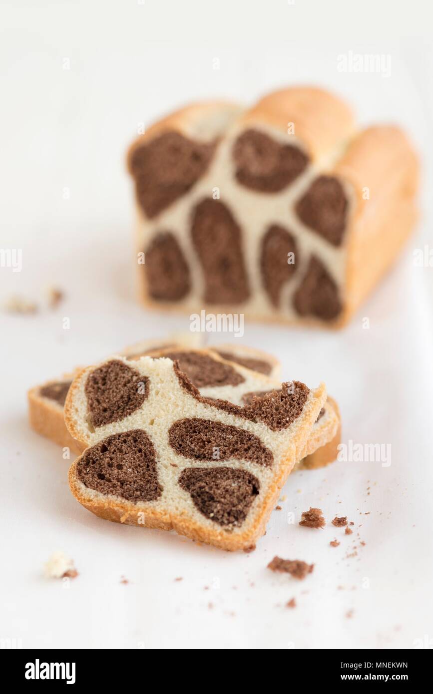 Ein Laib Brot Kuchen mit einem Leopard Muster, in Scheiben geschnitten Stockfoto