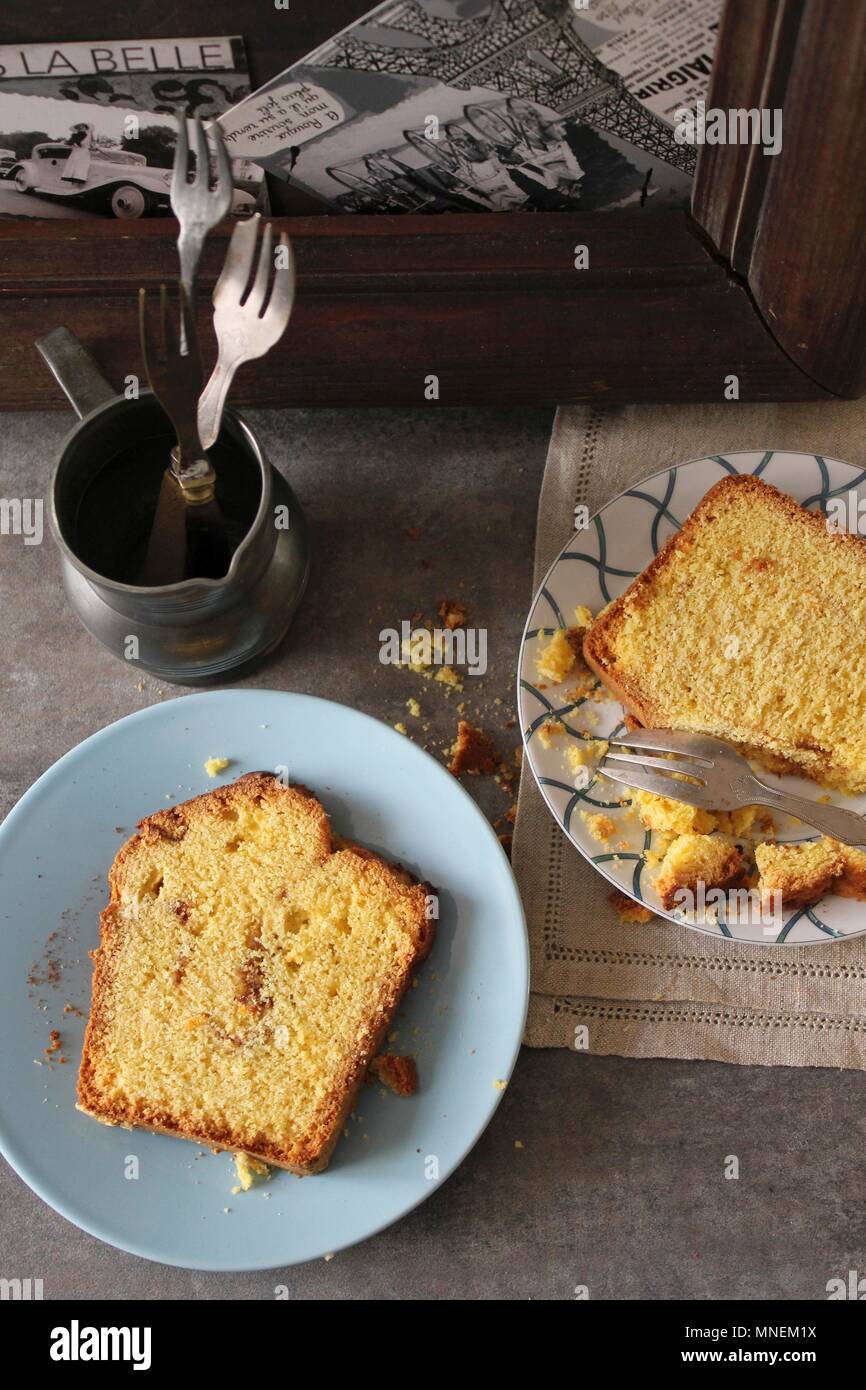 Zwei Scheiben mais Kuchen mit Zimt und Zucker braun Stockfoto