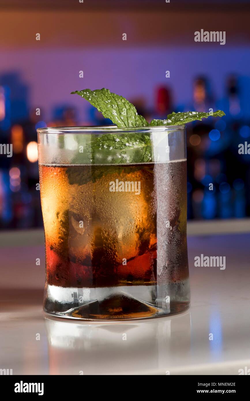 Im Alter von rum Cocktail mit Amaro, Minze und Eiswürfel Stockfoto