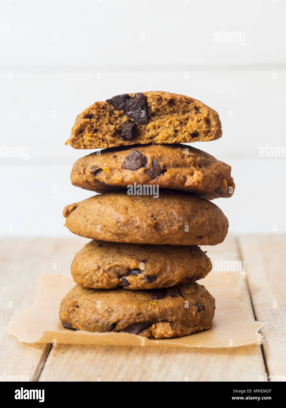 Vollkorn vegan Kürbis Kekse Dinkel mit Chocolate Chips Stockfoto