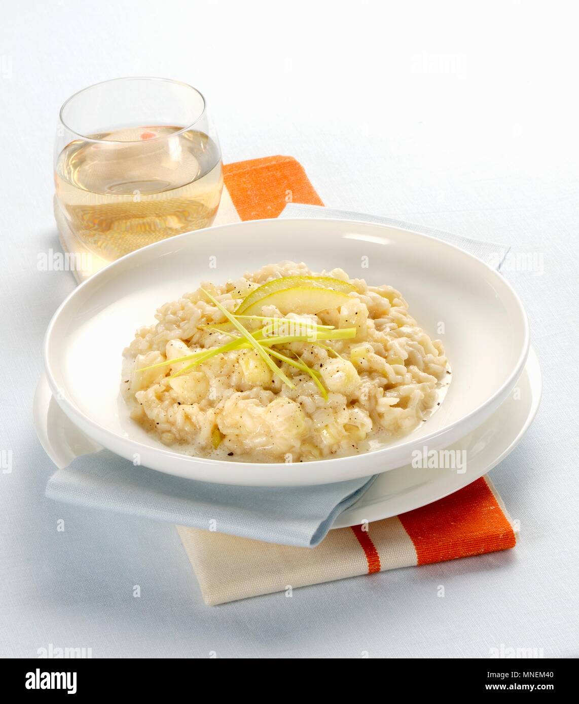 Risotto porri, Pere e taleggio (Italienische Risotto mit Lauch, Birne und Käse) Stockfoto